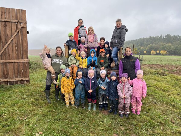 Die fleißigen Kinder nach der getanen Arbeit