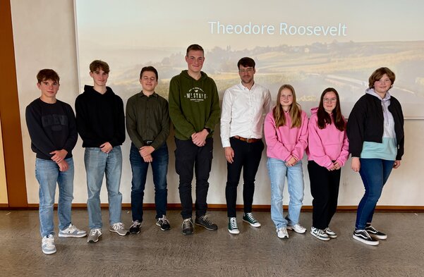 Jugendliche Teilnehmer mit Bürgermeister Havel