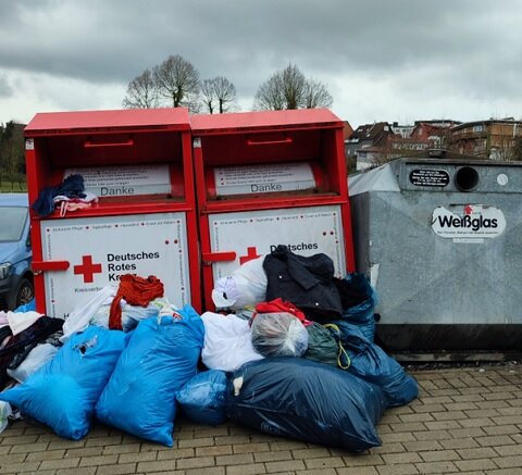 Altkleidercontainer - Müllablagerungen